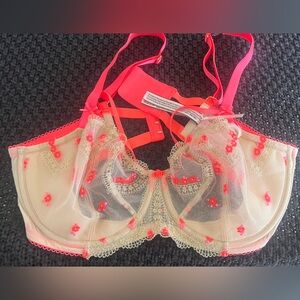 NWT Victoria Secret Lace Bra 38D
